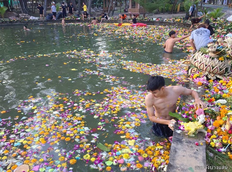 นิสิต ม.บูรพา อาสาเก็บกระทง นิสิต ม.บูรพา อาสาเก็บกระทง