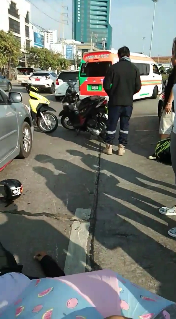 สาวเมาด่าคนถูกรถชน สาวเมาด่าคนถูกรถชน