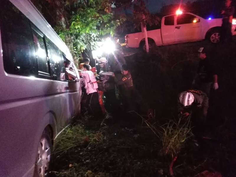 รถตู้หลับในชนต้นไม้ รถตู้หลับในชนต้นไม้