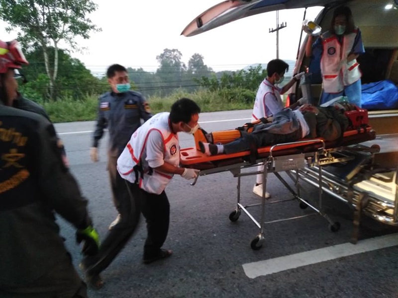 รถตู้หลับในชนต้นไม้ รถตู้หลับในชนต้นไม้