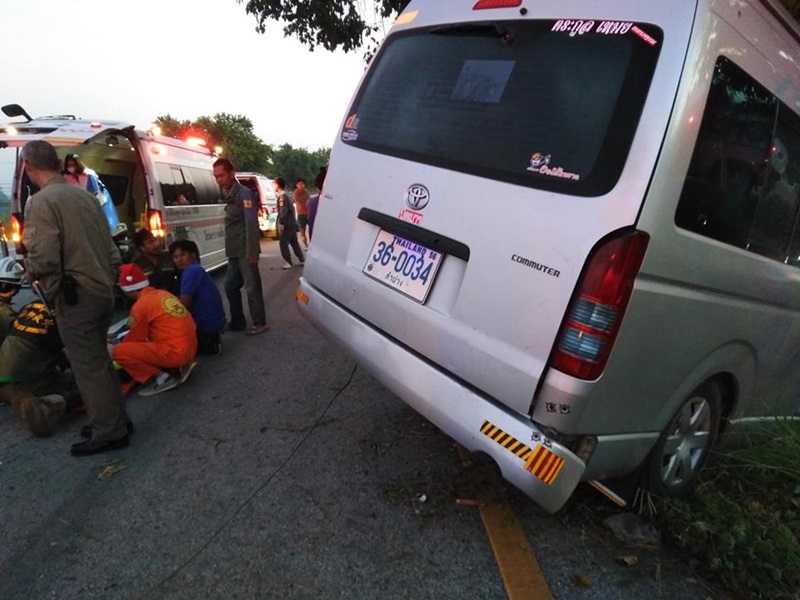 รถตู้หลับในชนต้นไม้ รถตู้หลับในชนต้นไม้