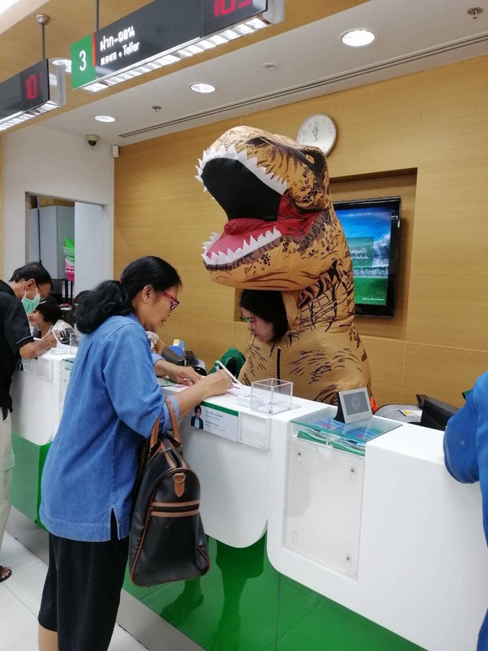 เมื่อธนาคารบอกว่าให้พนักงานใส่อะไรมาก็ได้ เมื่อธนาคารบอกว่าให้พนักงานใส่อะไรมาก็ได้