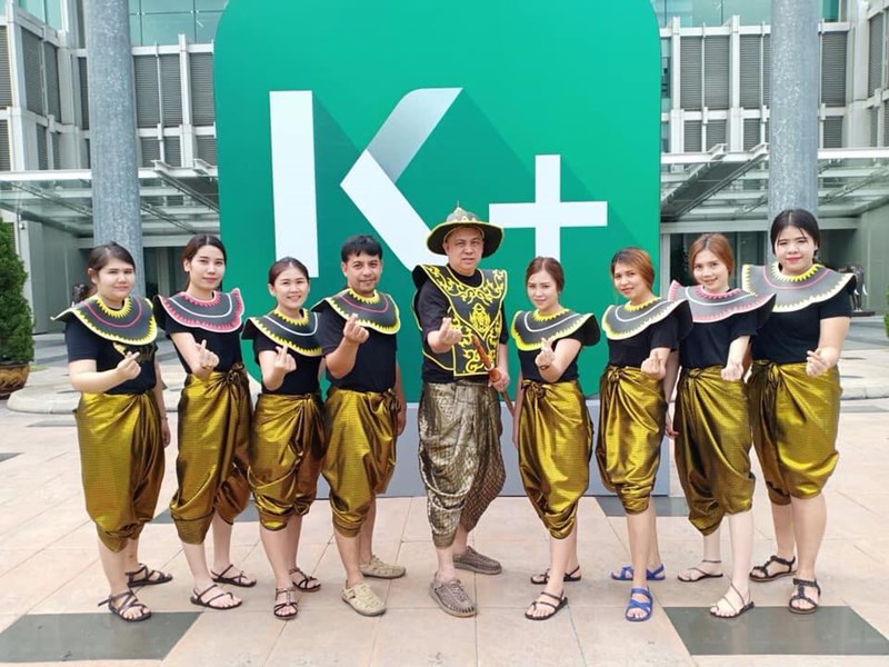 เมื่อธนาคารบอกว่าให้พนักงานใส่อะไรมาก็ได้ เมื่อธนาคารบอกว่าให้พนักงานใส่อะไรมาก็ได้