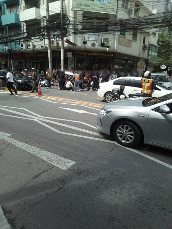 เก๋งพุ่งชนมอเตอร์ไซค์ 6 คันรวด เก๋งพุ่งชนมอเตอร์ไซค์ 6 คันรวด