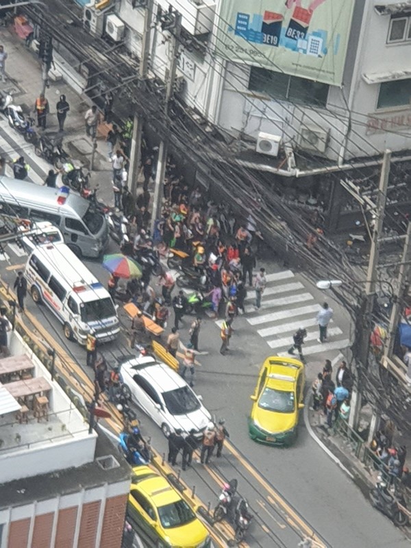 เก๋งพุ่งชนมอเตอร์ไซค์ 6 คันรวด เก๋งพุ่งชนมอเตอร์ไซค์ 6 คันรวด