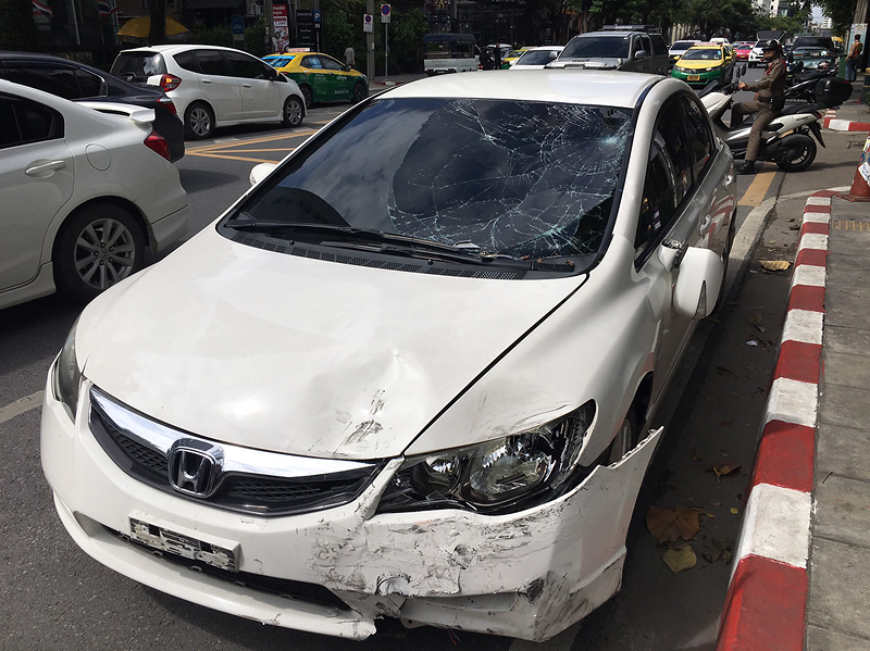 เก๋งพุ่งชนมอเตอร์ไซค์ 6 คันรวด เก๋งพุ่งชนมอเตอร์ไซค์ 6 คันรวด