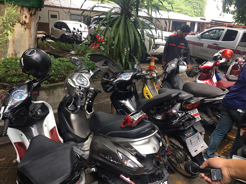 เก๋งพุ่งชนมอเตอร์ไซค์ 6 คันรวด เก๋งพุ่งชนมอเตอร์ไซค์ 6 คันรวด