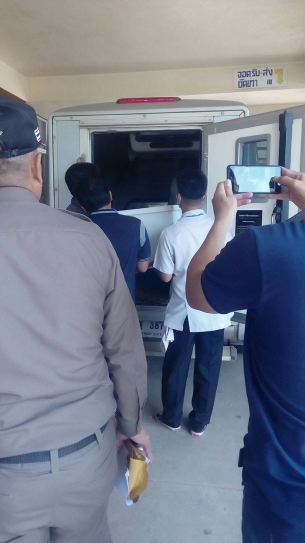 ชาวบ้านรุมรุมประชาทัณฑ์หนุ่มเมายาตีตำรวจ ชาวบ้านรุมรุมประชาทัณฑ์หนุ่มเมายาตีตำรวจ