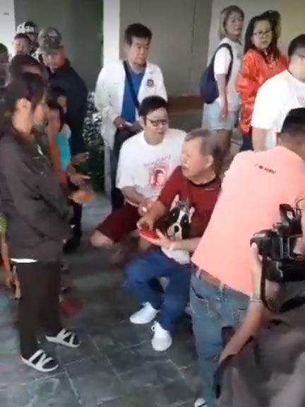 เสี่ยปรีชา เศรษฐีอุดรฯ เปิดบ้านแจกอั่งเปาตรุษจีน เสี่ยปรีชา เศรษฐีอุดรฯ เปิดบ้านแจกอั่งเปาตรุษจีน