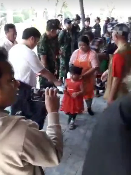 เสี่ยปรีชา เศรษฐีอุดรฯ เปิดบ้านแจกอั่งเปาตรุษจีน เสี่ยปรีชา เศรษฐีอุดรฯ เปิดบ้านแจกอั่งเปาตรุษจีน