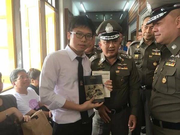 ศรีวราห์ แจ้งความเอาผิด เนติวิทย์ โพสต์เฟซบุ๊กแอบอ้างชื่อขายหนังสือ ศรีวราห์ แจ้งความเอาผิด เนติวิทย์ โพสต์เฟซบุ๊กแอบอ้างชื่อขายหนังสือ