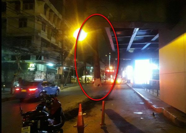 สะพานข้ามแยกอโศก เพชรบุรี แผงเหล็กกั้นหลุดห้อย สะพานข้ามแยกอโศก เพชรบุรี แผงเหล็กกั้นหลุดห้อย