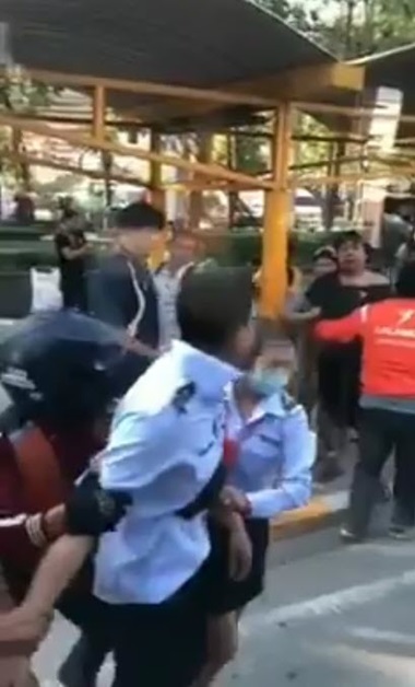 คนขับรถเมล์ vs หนุ่มมอเตอร์ไซค์ คนขับรถเมล์ vs หนุ่มมอเตอร์ไซค์