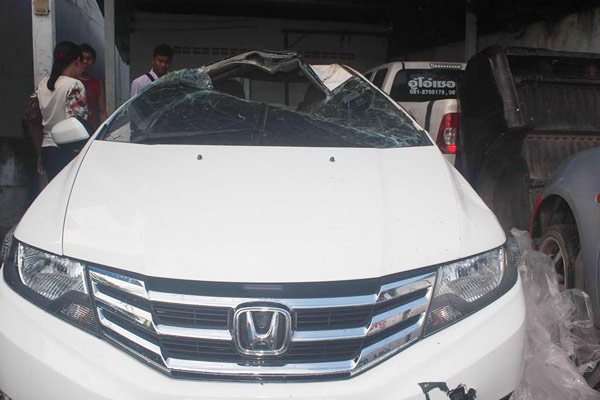 เอารถเข้าอู่ทำสี ช่างแอบเอาไปซิ่งคว่ำ พังยับทั้งคัน เอารถเข้าอู่ทำสี ช่างแอบเอาไปซิ่งคว่ำ พังยับทั้งคัน