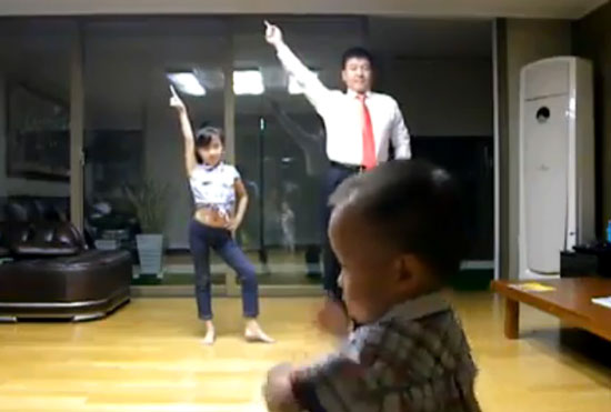 คุณพ่อควงลูกสาวเต้นโคฟเวอร์เพลงเกาหลี คุณพ่อควงลูกสาวเต้นโคฟเวอร์เพลงเกาหลี