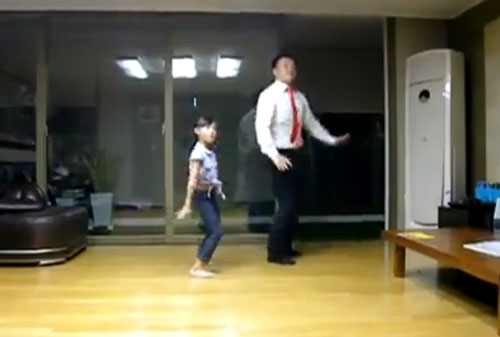 คุณพ่อควงลูกสาวเต้นโคฟเวอร์เพลงเกาหลี คุณพ่อควงลูกสาวเต้นโคฟเวอร์เพลงเกาหลี