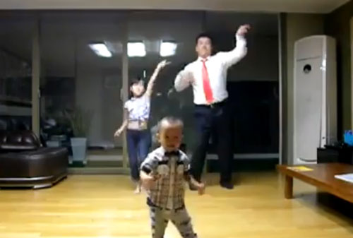 คุณพ่อควงลูกสาวเต้นโคฟเวอร์เพลงเกาหลี คุณพ่อควงลูกสาวเต้นโคฟเวอร์เพลงเกาหลี