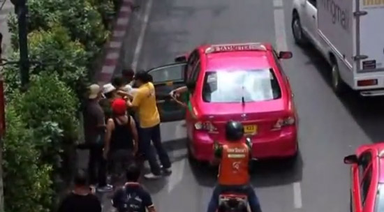 คลิปทหารฉุดสาวต่อต้านรัฐประหาร ขึ้นแท็กซี่ คลิปทหารฉุดสาวต่อต้านรัฐประหาร ขึ้นแท็กซี่