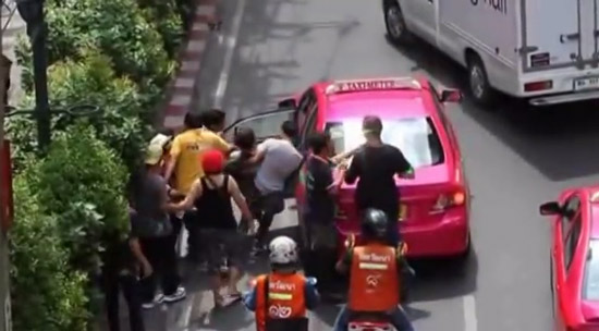 คลิปทหารฉุดสาวต่อต้านรัฐประหาร ขึ้นแท็กซี่ คลิปทหารฉุดสาวต่อต้านรัฐประหาร ขึ้นแท็กซี่