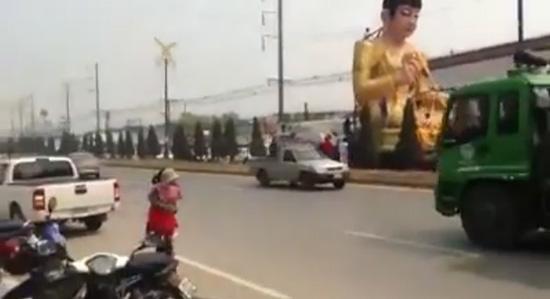 คลิปแม่ลูกข้ามถนน ถูกรถตู้ชนอย่างจัง คลิปแม่ลูกข้ามถนน ถูกรถตู้ชนอย่างจัง