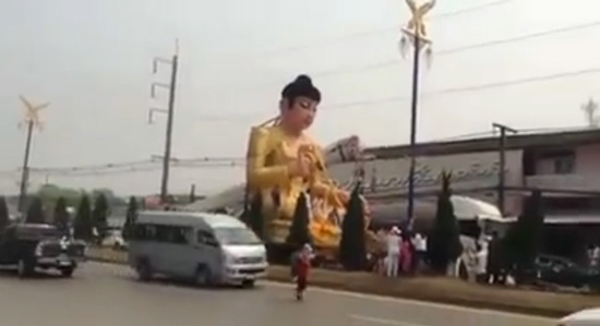 คลิปแม่ลูกข้ามถนน ถูกรถตู้ชนอย่างจัง คลิปแม่ลูกข้ามถนน ถูกรถตู้ชนอย่างจัง