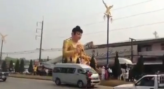 คลิปแม่ลูกข้ามถนน ถูกรถตู้ชนอย่างจัง คลิปแม่ลูกข้ามถนน ถูกรถตู้ชนอย่างจัง