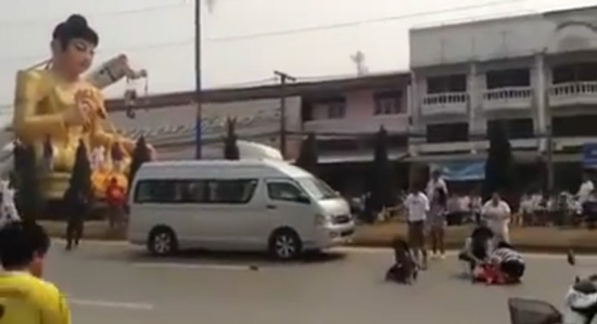 คลิปแม่ลูกข้ามถนน ถูกรถตู้ชนอย่างจัง คลิปแม่ลูกข้ามถนน ถูกรถตู้ชนอย่างจัง