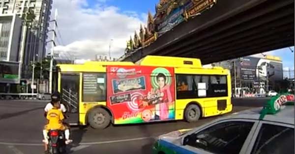 คลิปรถเมล์ฝ่าไฟแดง คลิปรถเมล์ฝ่าไฟแดง