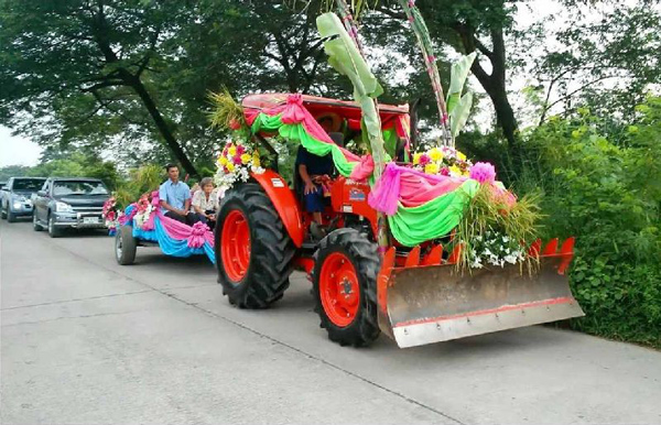 หนุ่ม ธ.ก.ส. ลูกชาวนา ขับรถไถแห่ขันหมากไปขอสาว หนุ่ม ธ.ก.ส. ลูกชาวนา ขับรถไถแห่ขันหมากไปขอสาว