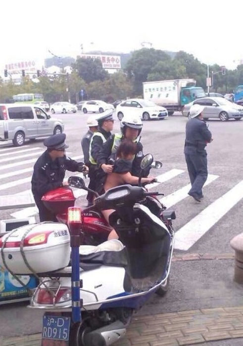 จับสาวจีนเปลือยกายขับรถชมวิว จับสาวจีนเปลือยกายขับรถชมวิว