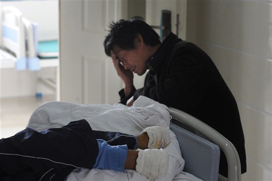 ชาวนาจีนใช้เศษแก้วตัดเท้าตัวเอง เพราะไม่มีเงินไปหาหมอ ชาวนาจีนใช้เศษแก้วตัดเท้าตัวเอง เพราะไม่มีเงินไปหาหมอ