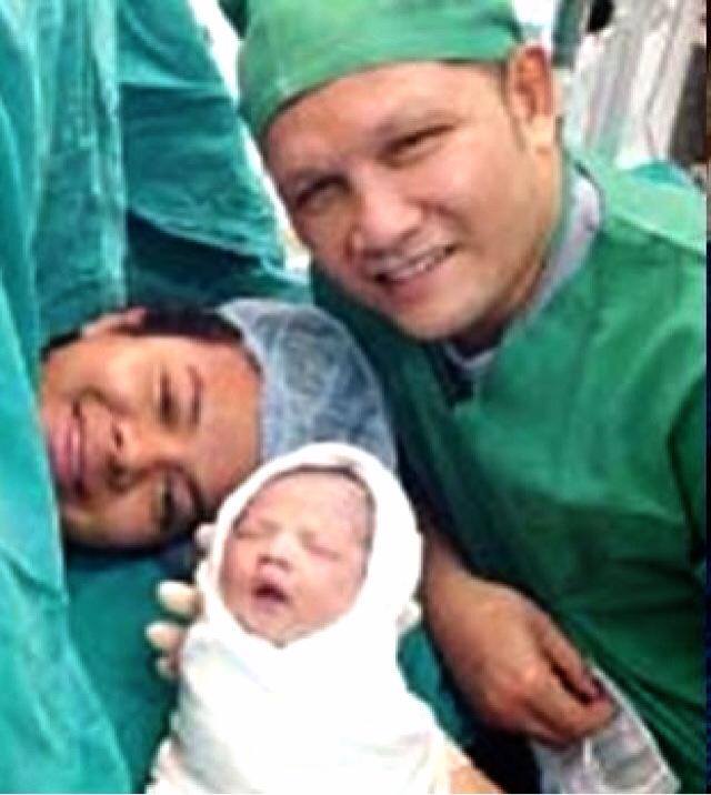 เขาทราย เฮ ภรรยาคลอดลูกสาวแล้ว ตั้งชื่อ น้องไข่มุก เขาทราย เฮ ภรรยาคลอดลูกสาวแล้ว ตั้งชื่อ น้องไข่มุก