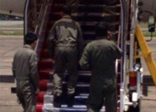 ภาพทหารเหยียบพรมสีธงชาติปูบันไดขึ้นเครื่องบิน ภาพทหารเหยียบพรมสีธงชาติปูบันไดขึ้นเครื่องบิน