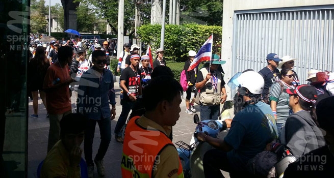 ม็อบบุกยึดไทยพีบีเอส เรียกร้องออกอากาศแถลงการณ์ผ่านบลูสกาย ม็อบบุกยึดไทยพีบีเอส เรียกร้องออกอากาศแถลงการณ์ผ่านบลูสกาย