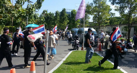 ม็อบบุกยึดไทยพีบีเอส เรียกร้องออกอากาศแถลงการณ์ผ่านบลูสกาย ม็อบบุกยึดไทยพีบีเอส เรียกร้องออกอากาศแถลงการณ์ผ่านบลูสกาย