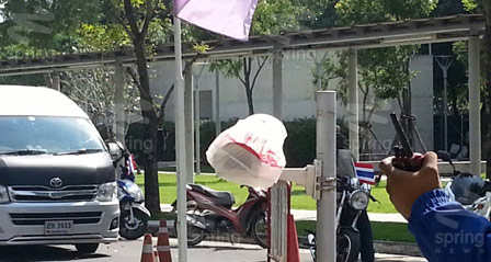 ม็อบบุกยึดไทยพีบีเอส เรียกร้องออกอากาศแถลงการณ์ผ่านบลูสกาย ม็อบบุกยึดไทยพีบีเอส เรียกร้องออกอากาศแถลงการณ์ผ่านบลูสกาย