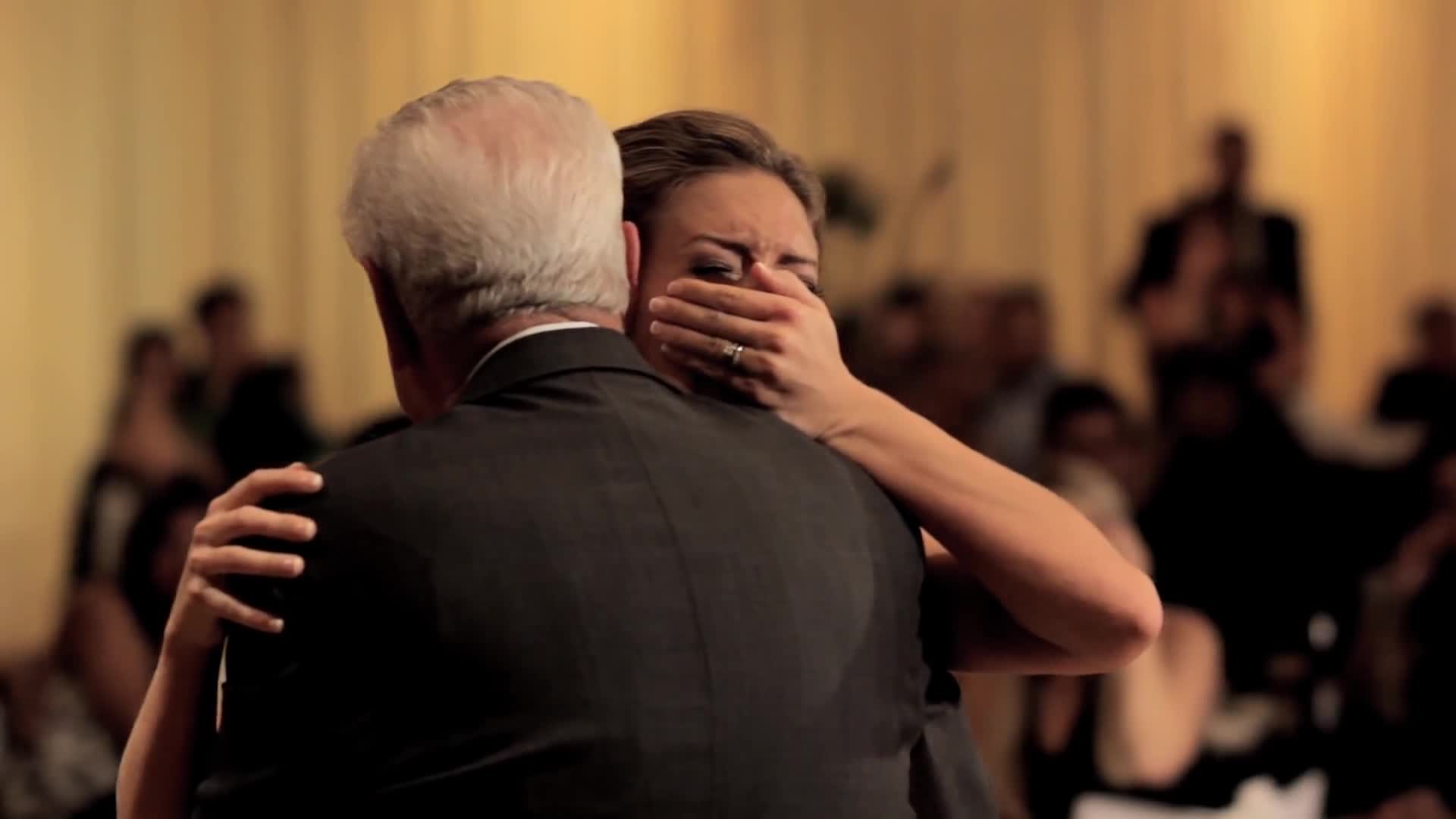 คลิปสุดซึ้ง เจ้าสาวเต้นรำบทเพลงของพ่อในงานแต่ง แม้พ่อเสียชีวิตแล้ว คลิปสุดซึ้ง เจ้าสาวเต้นรำบทเพลงของพ่อในงานแต่ง แม้พ่อเสียชีวิตแล้ว