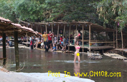 สาวโชว์เปลือยเล่นน้ำที่ปางช้างแม่วาง ที่แท้กะเทยเต้นแน่นอก สาวโชว์เปลือยเล่นน้ำที่ปางช้างแม่วาง ที่แท้กะเทยเต้นแน่นอก