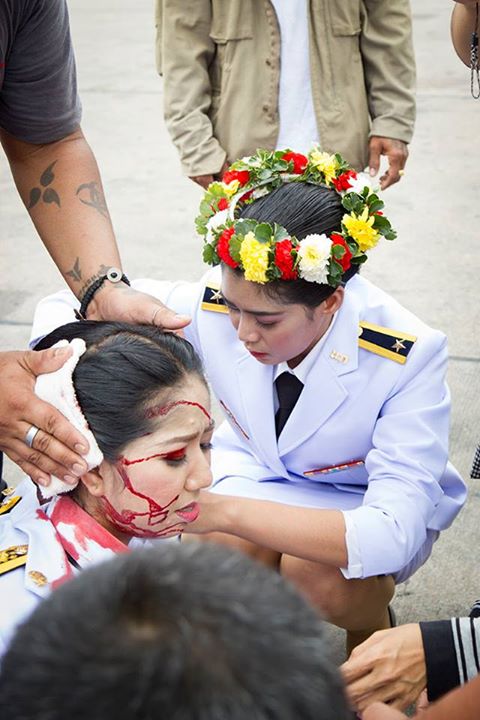 บัณฑิตสาว ช่วยเหลือเหยื่อรถชนเลือดอาบทั้งเครื่องแบบ บัณฑิตสาว ช่วยเหลือเหยื่อรถชนเลือดอาบทั้งเครื่องแบบ