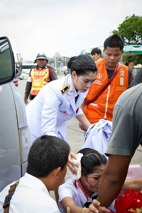 บัณฑิตสาว ช่วยเหลือเหยื่อรถชนเลือดอาบทั้งเครื่องแบบ บัณฑิตสาว ช่วยเหลือเหยื่อรถชนเลือดอาบทั้งเครื่องแบบ