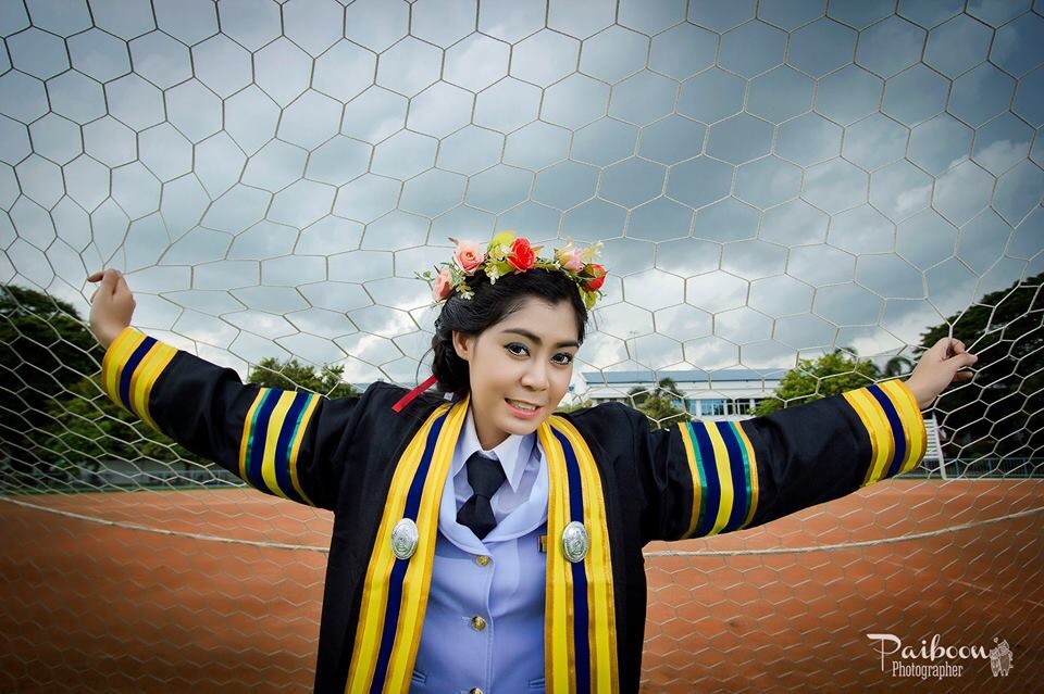 บัณฑิตสาว ช่วยเหลือเหยื่อรถชนเลือดอาบทั้งเครื่องแบบ บัณฑิตสาว ช่วยเหลือเหยื่อรถชนเลือดอาบทั้งเครื่องแบบ