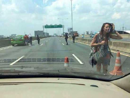 กปปส. ปิดโทลล์เวย์ นักท่องเที่ยวลงเดินเท้า ตกเครื่องเพียบ กปปส. ปิดโทลล์เวย์ นักท่องเที่ยวลงเดินเท้า ตกเครื่องเพียบ