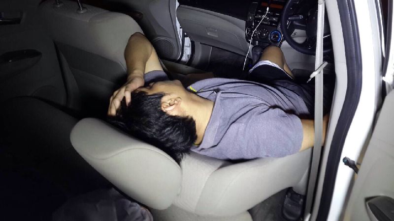 ลูกชายนายกเทศมนตรีบึงยี่โถ ขับรถชนฟุตปาธ ปลุกไม่ตื่น ลูกชายนายกเทศมนตรีบึงยี่โถ ขับรถชนฟุตปาธ ปลุกไม่ตื่น