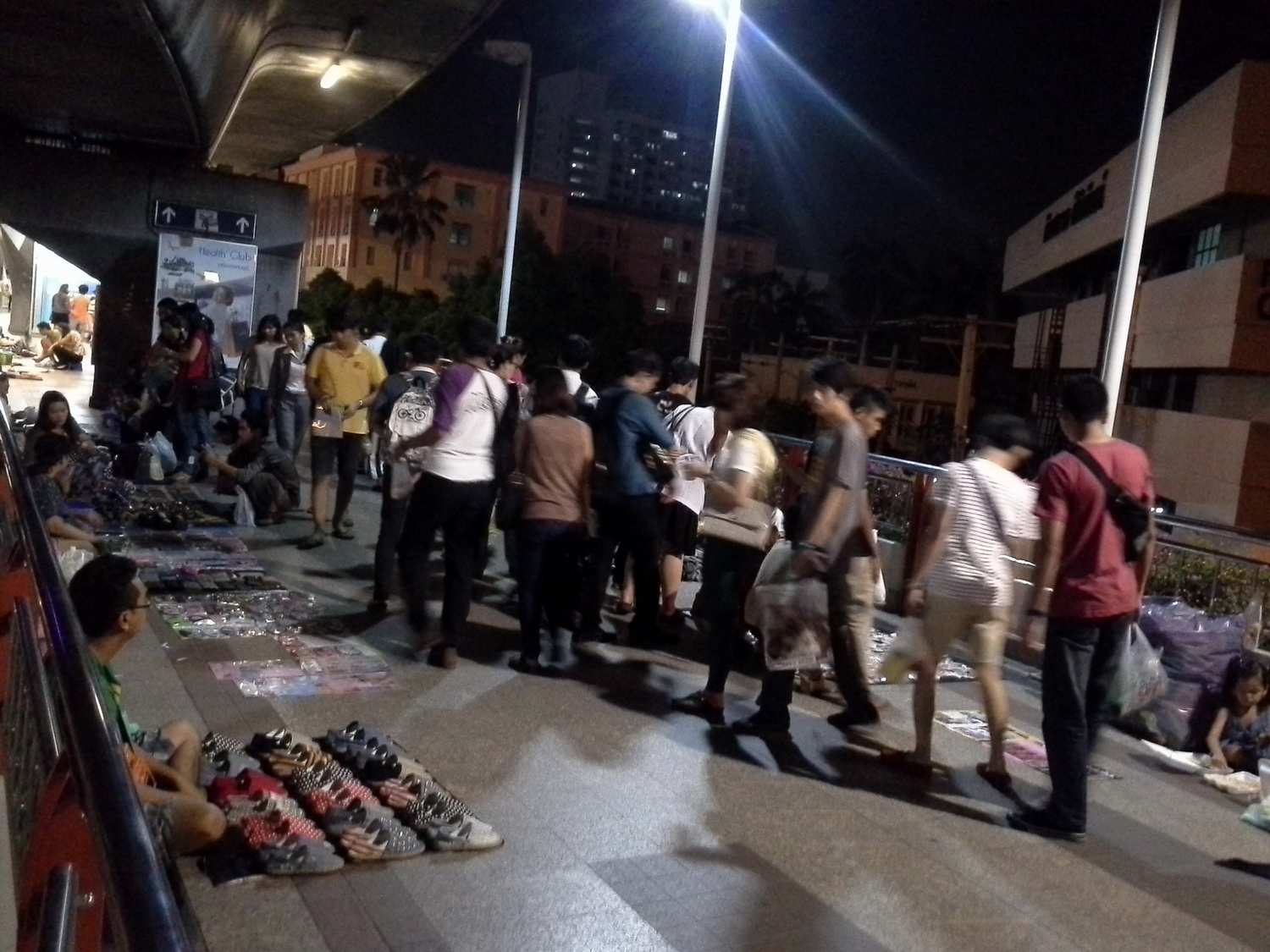 แผงขายของบน Sky Walk อนุสาวรีย์ชัยสมรภูมิ แผงขายของบน Sky Walk อนุสาวรีย์ชัยสมรภูมิ