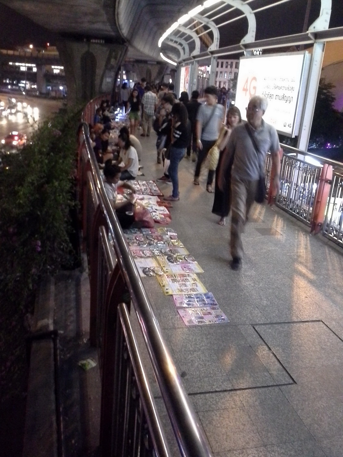 แผงขายของบน Sky Walk อนุสาวรีย์ชัยสมรภูมิ แผงขายของบน Sky Walk อนุสาวรีย์ชัยสมรภูมิ