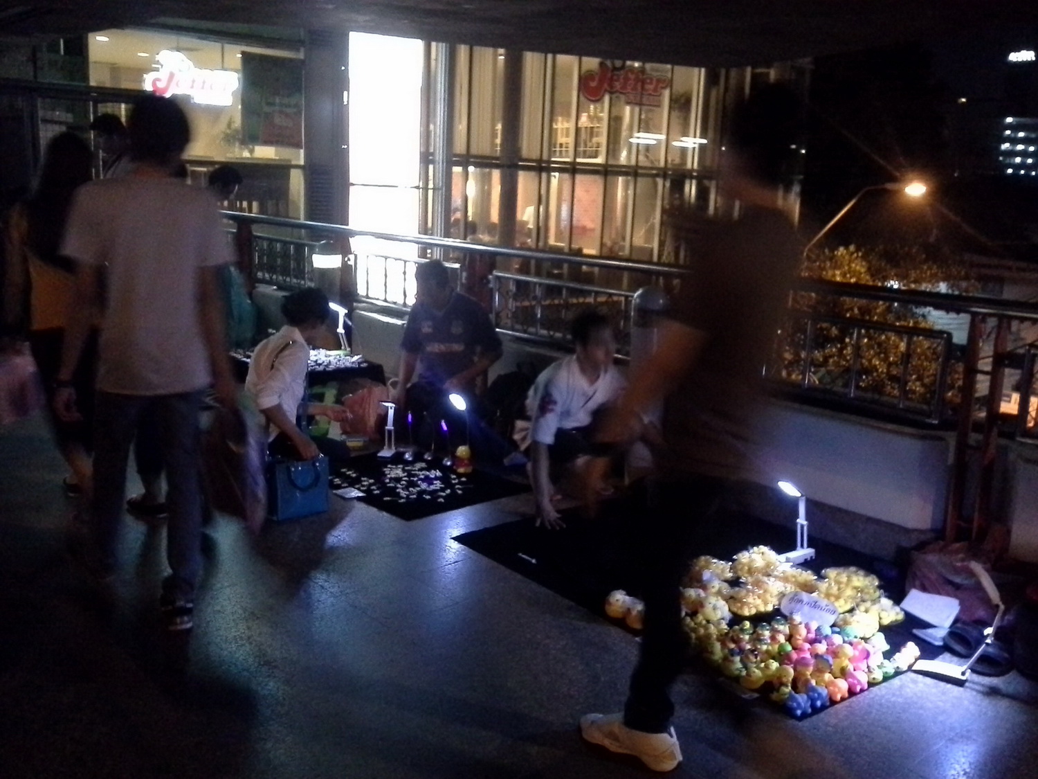 แผงขายของบน Sky Walk อนุสาวรีย์ชัยสมรภูมิ แผงขายของบน Sky Walk อนุสาวรีย์ชัยสมรภูมิ