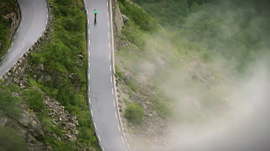 นักปั่นนอร์เวย์ปั่นจักรยานถอยหลังลงเขา นักปั่นนอร์เวย์ปั่นจักรยานถอยหลังลงเขา