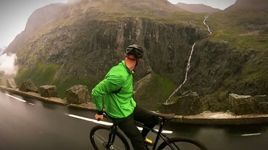 นักปั่นนอร์เวย์ปั่นจักรยานถอยหลังลงเขา นักปั่นนอร์เวย์ปั่นจักรยานถอยหลังลงเขา