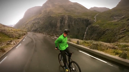 นักปั่นนอร์เวย์ปั่นจักรยานถอยหลังลงเขา นักปั่นนอร์เวย์ปั่นจักรยานถอยหลังลงเขา
