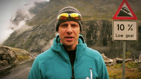 นักปั่นนอร์เวย์ปั่นจักรยานถอยหลังลงเขา นักปั่นนอร์เวย์ปั่นจักรยานถอยหลังลงเขา